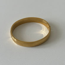 Load image into Gallery viewer, Classic Gold Bangle
