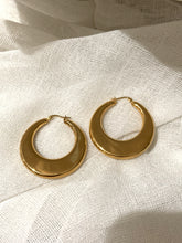 Load image into Gallery viewer, Gold Ovate Hoops
